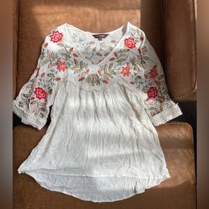 Ranna gill embroidered cream top size small.